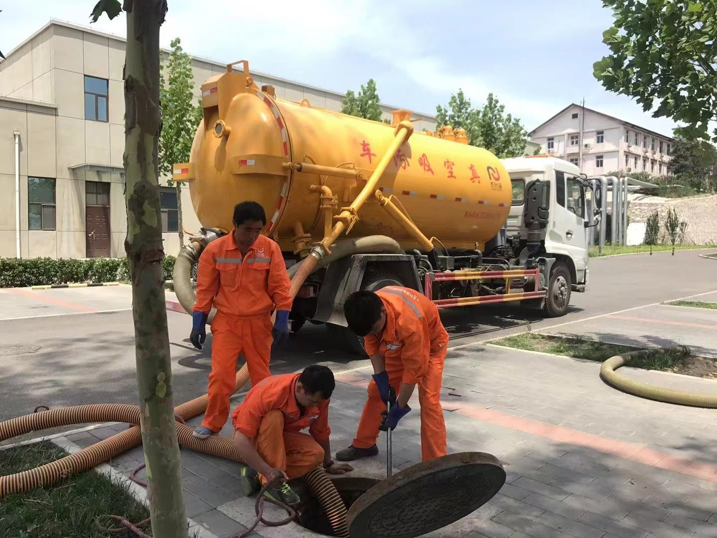 龙马潭管道疏通车停在窨井附近