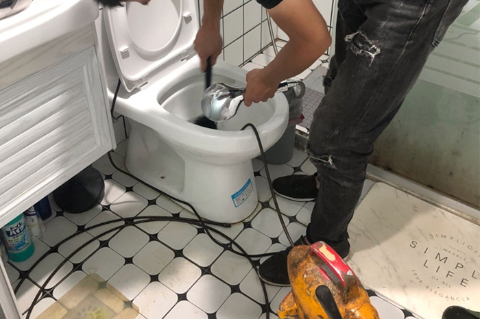 龙马潭马桶堵塞自己疏通还是找师傅?专业上门服务让你省时更省心